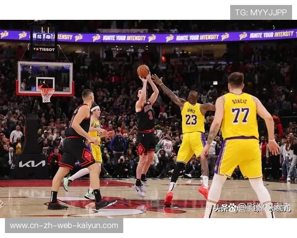 老鹰错失关键三分，教练最后时刻暂停布置发球失误复盘